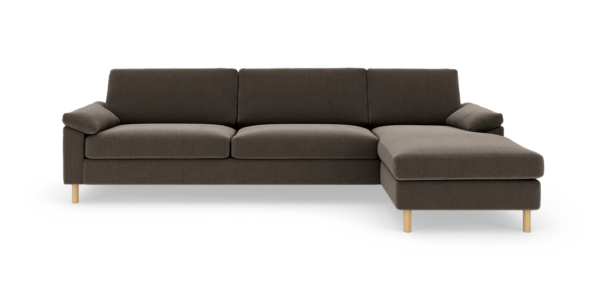 Brun hjørnesofa med chaiselong til højre og lyse træben, isoleret på hvid baggrund.