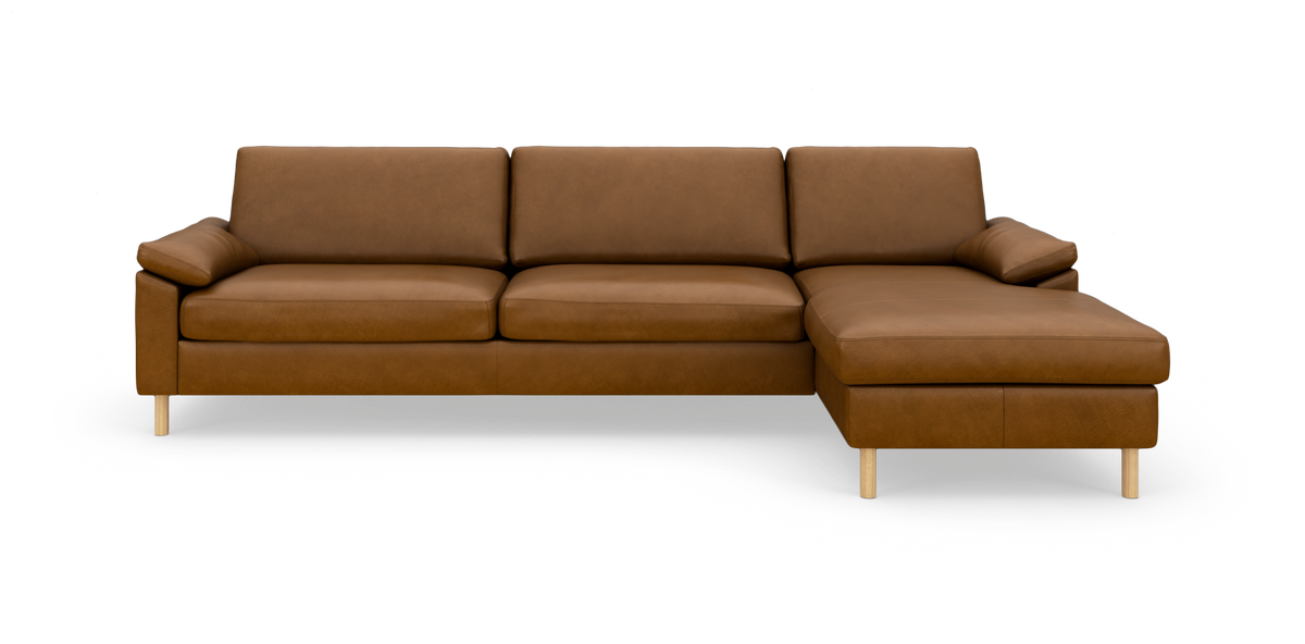 Brun lædersofa med højrevendt chaiselong på hvid baggrund, moderne lav profil med træben.