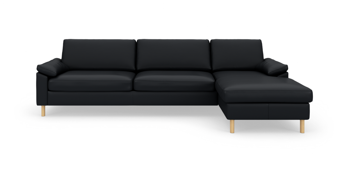 Sort modulsofa med højre chaiselong på hvid baggrund, enkel design med runde træben.