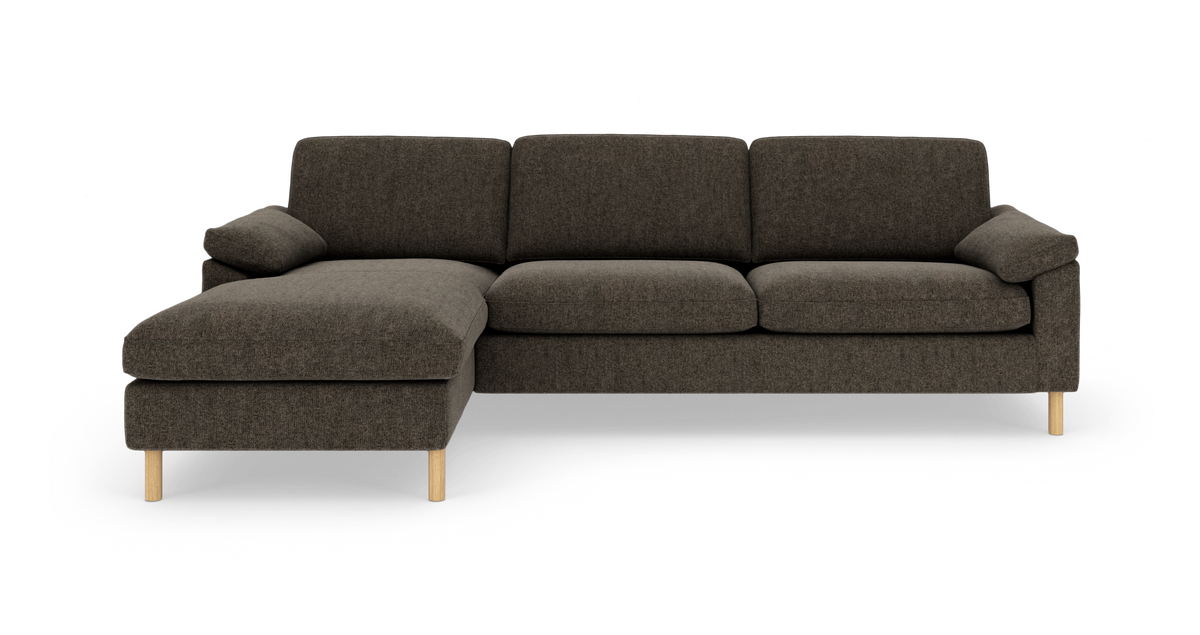 Mørkebrun hjørnesofa med venstrevendt chaiselong og lyse træben, frilagt på hvid baggrund.