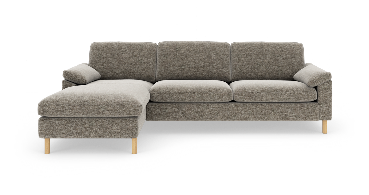 Grå hjørnesofa med venstrevendt chaiselong og træben, neutral stofpolstring.