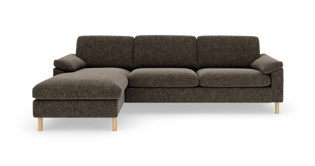 Mørkebrun L‑formet hjørnesofa med venstre chaiselong og lyse træben, frilagt på hvid baggrund.