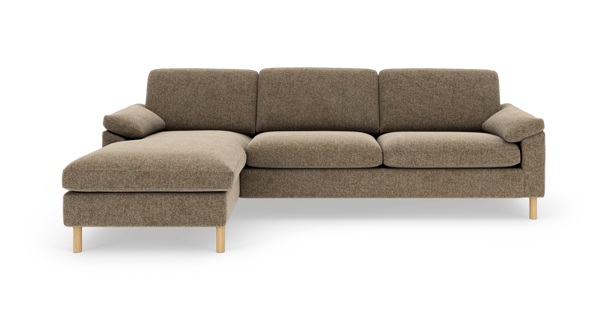 Brun hjørnesofa med venstrevendt chaiselong i stof og lyse træben, frilagt på hvid baggrund.