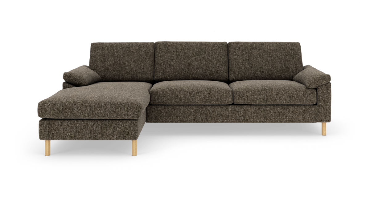 Brun hjørnesofa med venstrevendt chaiselong og runde træben, frontview.
