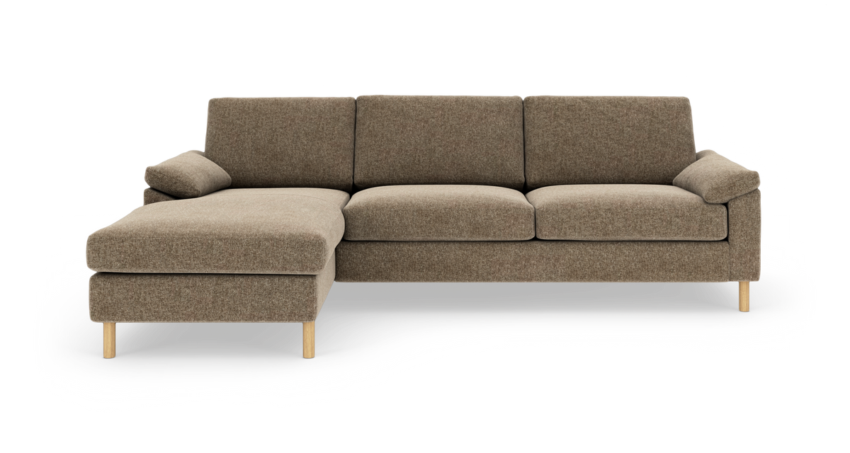 Brun venstrevendt hjørnesofa med chaiselong og træben, tre sædehynder og brede armlæn på hvid baggrund.