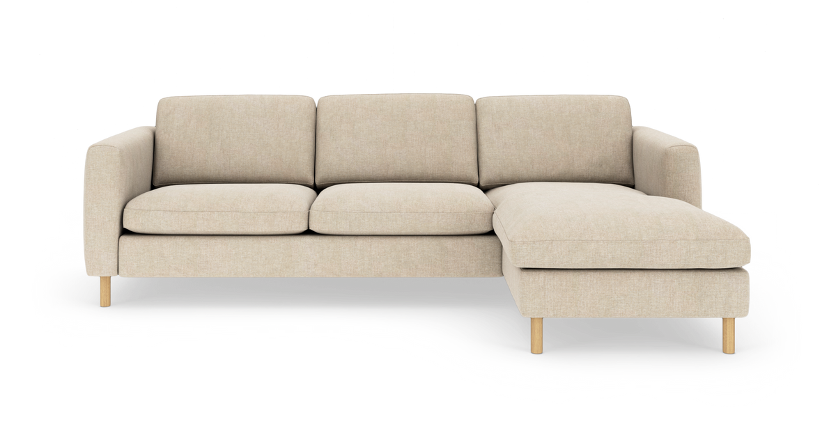 Beige modulsofa med højrevendt chaiselong på træben, frilagt på hvid baggrund.