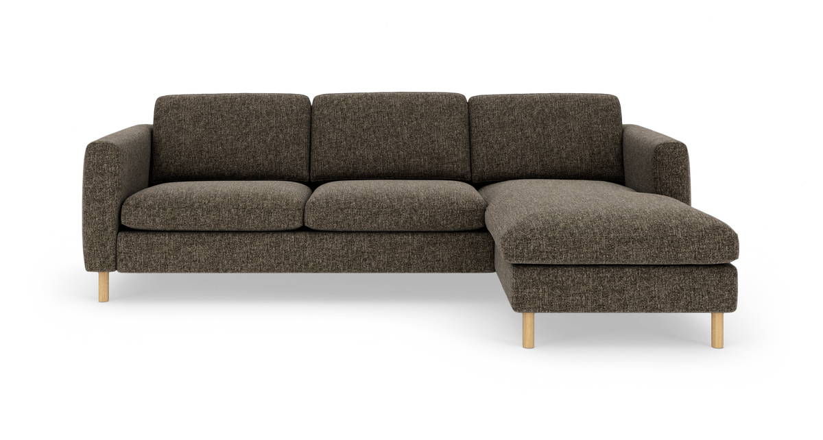 Mørkebrun hjørnesofa med højre chaiselong på lyse træben, frilagt mod hvid baggrund.