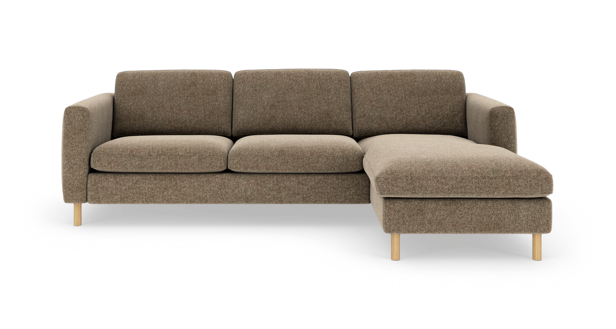 Brun stofsofa med højrevendt chaiselong og lyse træben, set forfra på hvid baggrund.