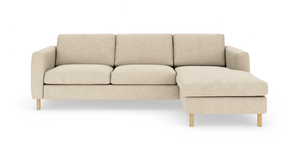 Beige modulsofa med højre chaiselong på træben, frilagt på hvid baggrund.