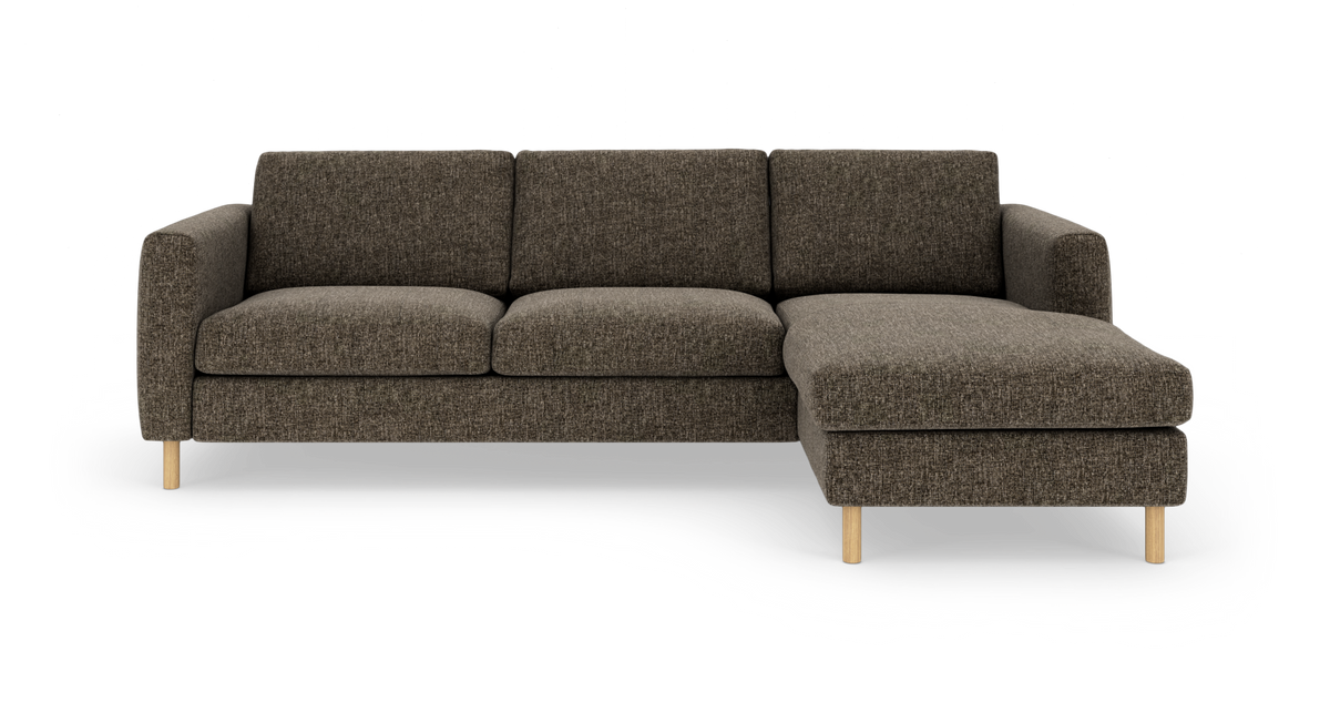 Mørkebrun stofsofa med højrevendt chaiselong og lyse træben, fotograferet lige forfra mod hvid baggrund.