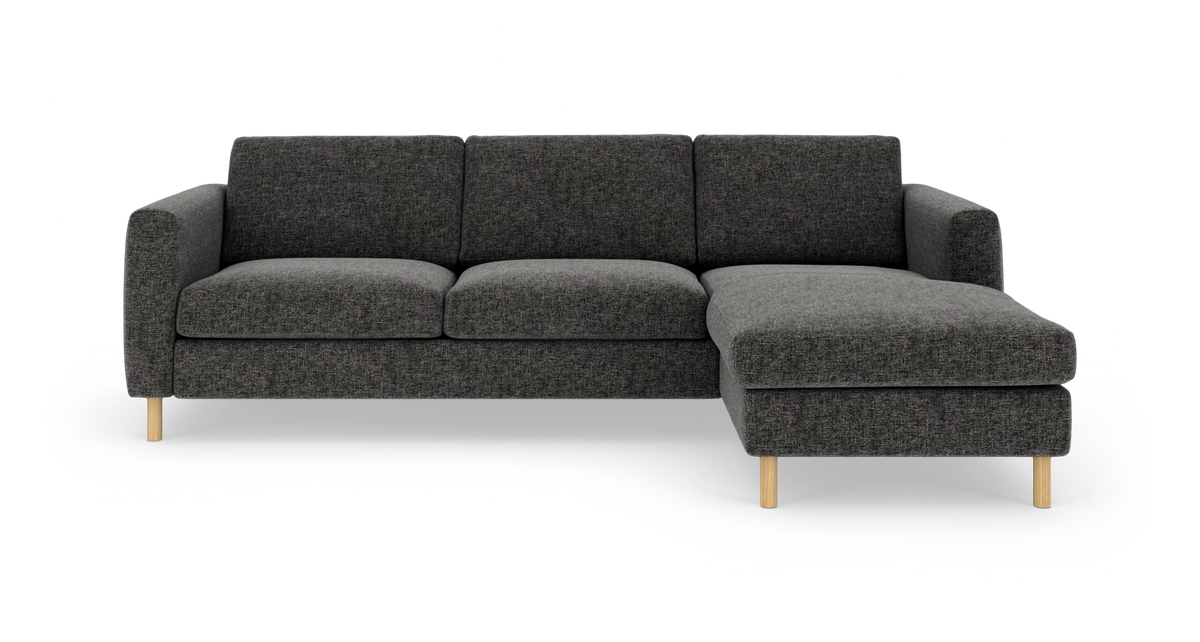 Mørkegrå modulsofa med højre chaiselong og lyse træben, set forfra.