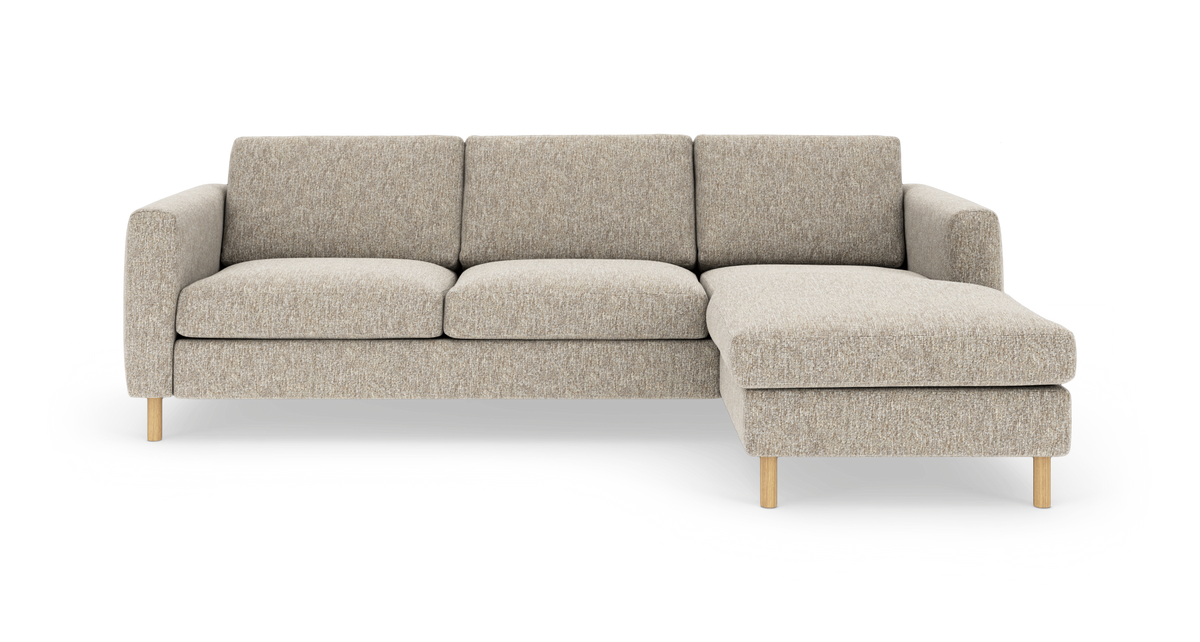 Beige hjørnesofa med chaiselong til højre på træben, fritlagt mod hvid baggrund.