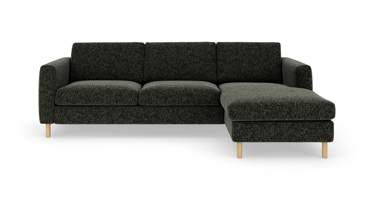 Mørkegrå hjørnesofa med højre chaiselong og lyse træben, frilagt på hvid baggrund.