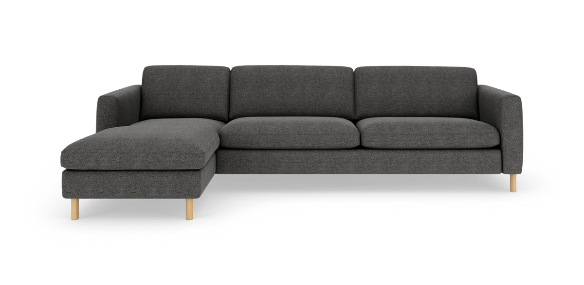 Mørkegrå hjørnesofa med venstre chaiselong og lyse træben, fritlagt på hvid baggrund.