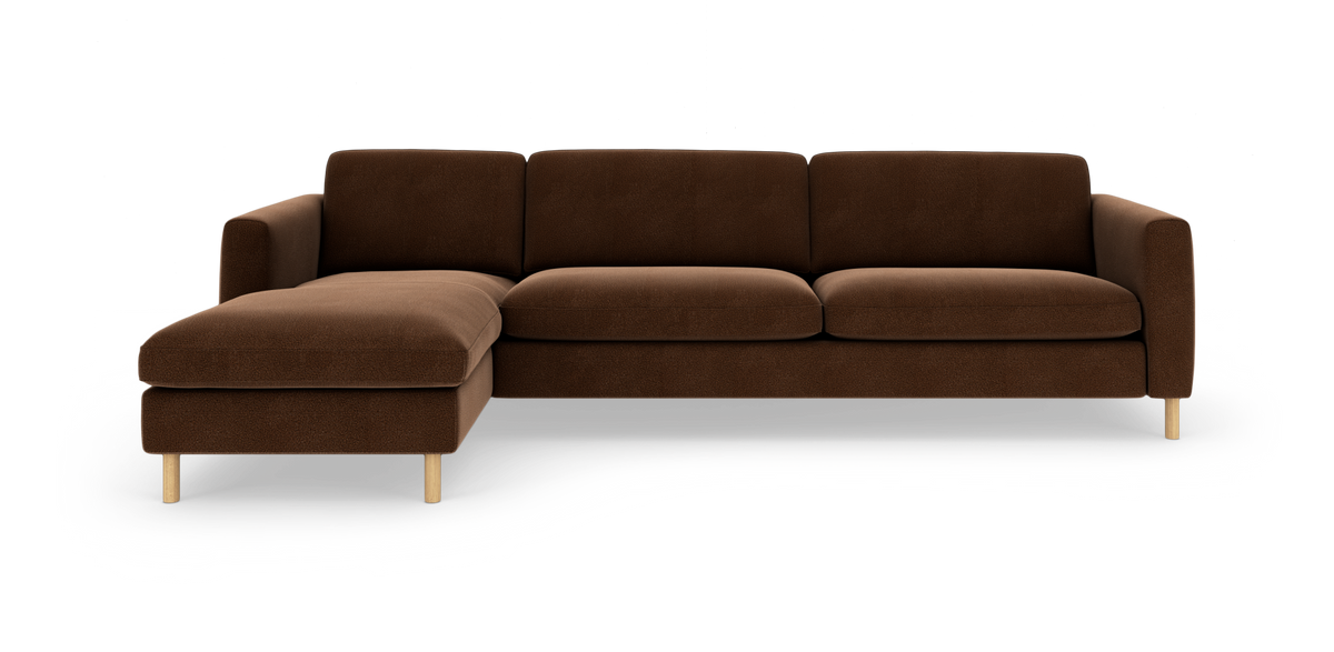 Brun hjørnesofa med venstre chaiselong på træben, fritstående mod hvid baggrund.