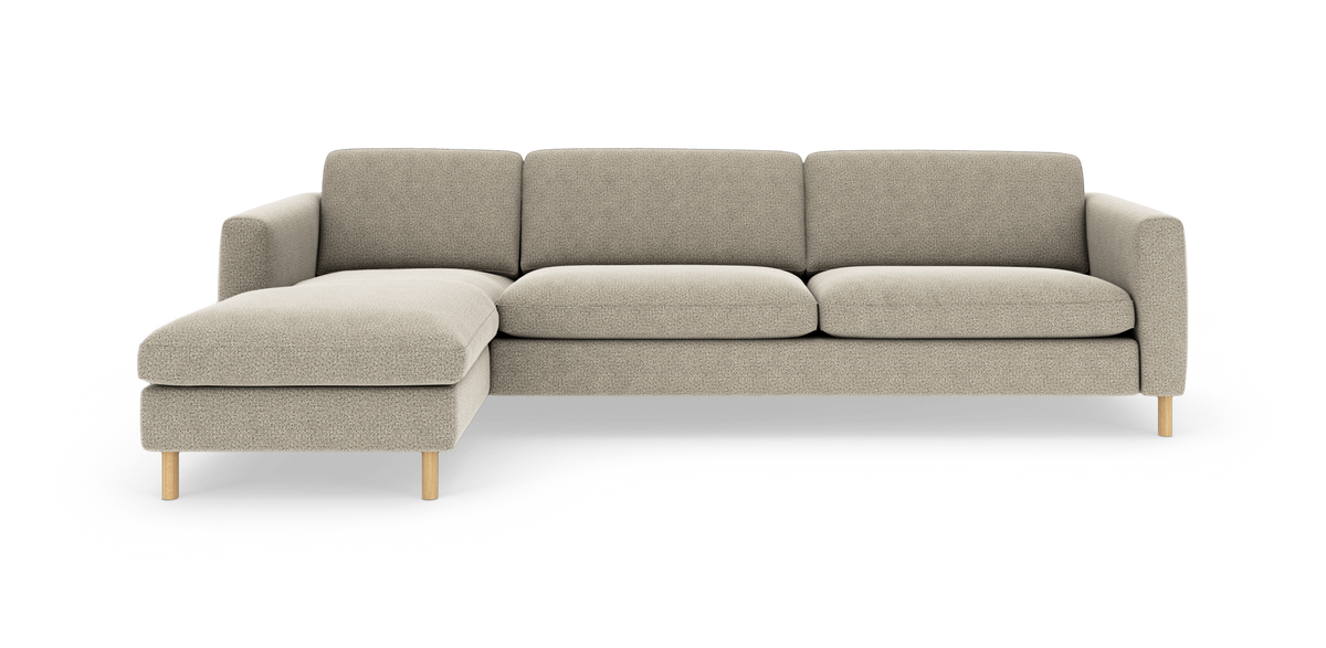 Beige modulsofa med venstre chaiselong og træben, frilagt på hvid baggrund.