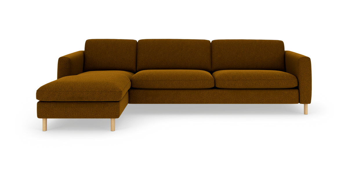 Modulsofa med venstre chaiselong i sennepsgul/brun tekstil og lyse træben, fritlagt på hvid baggrund.