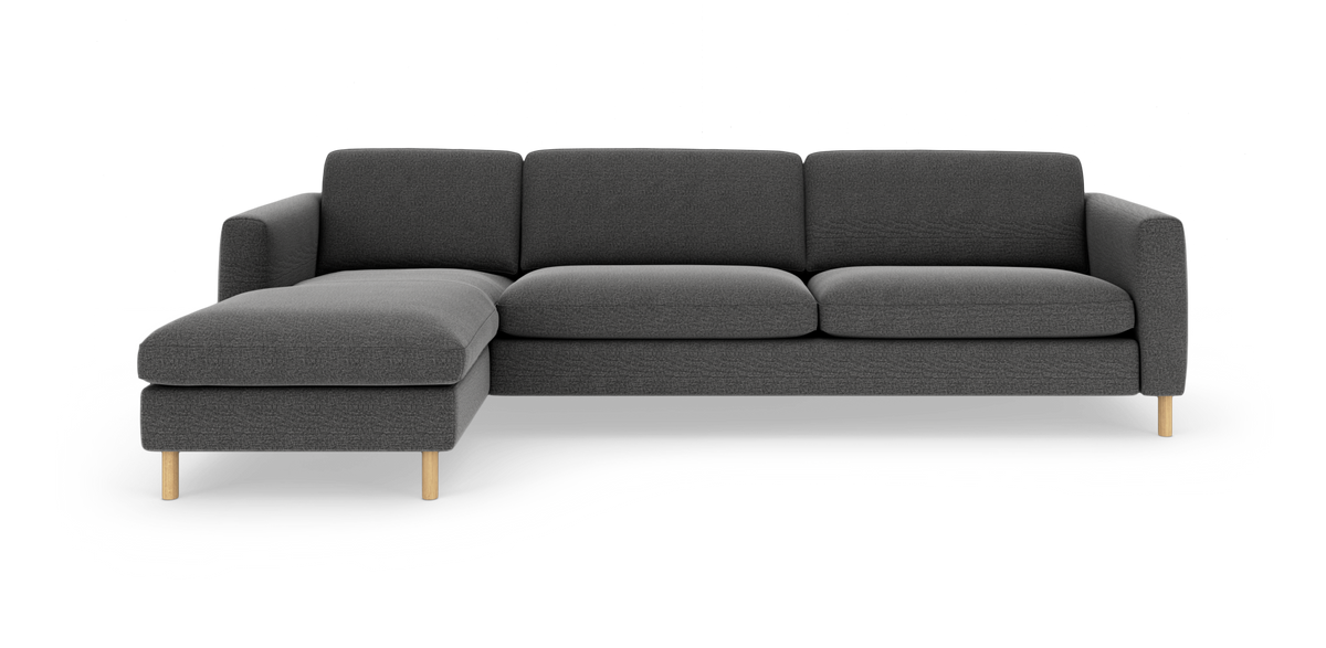 Mørkegrå sofa med venstrevendt chaiselong og lyse træben, fritlagt på hvid baggrund.