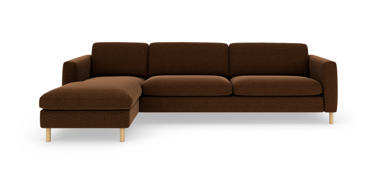 Brun L‑sofa med venstre chaiselong og lyse træben, frilagt på hvid baggrund.