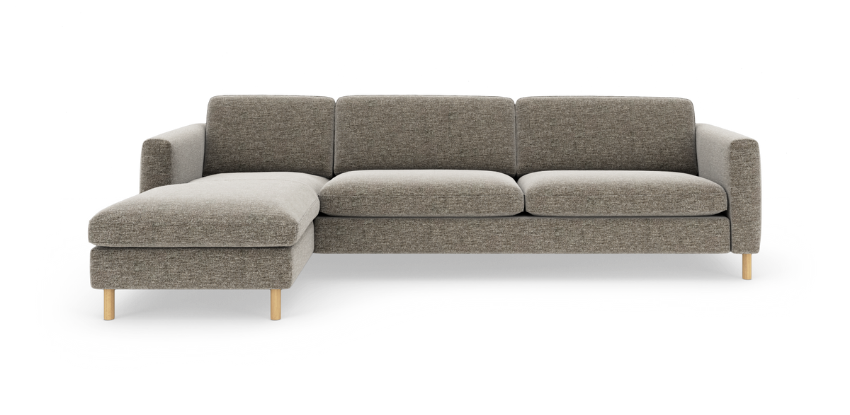 Grå hjørnesofa med venstrevendt chaiselong og lyse træben, frilagt på hvid baggrund.
