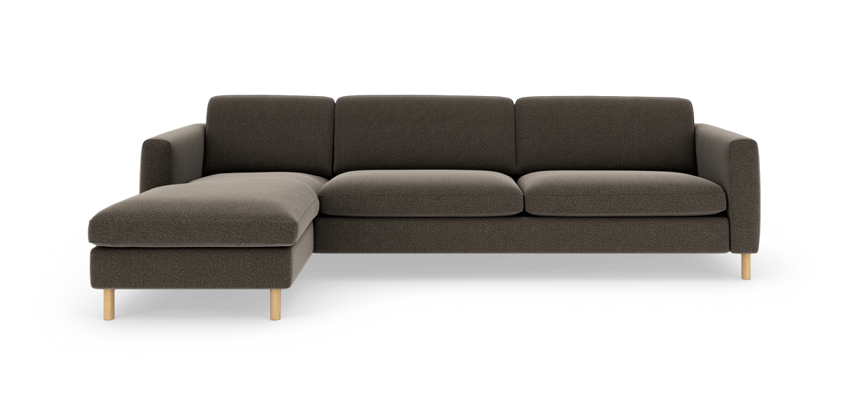 Mørkegrå tresæders hjørnesofa med venstrevendt chaiselong og runde træben, set forfra på hvid baggrund.
