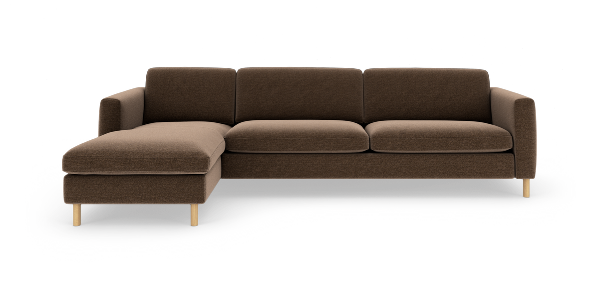 Brun modulsofa med venstrevendt chaiselong og lyse træben, frilagt på hvid baggrund.