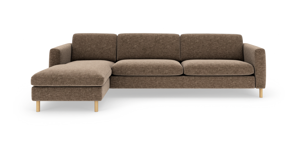 L-formet brun stofsofa med venstrevendt chaiselong og lyse træben, frilagt på hvid baggrund.