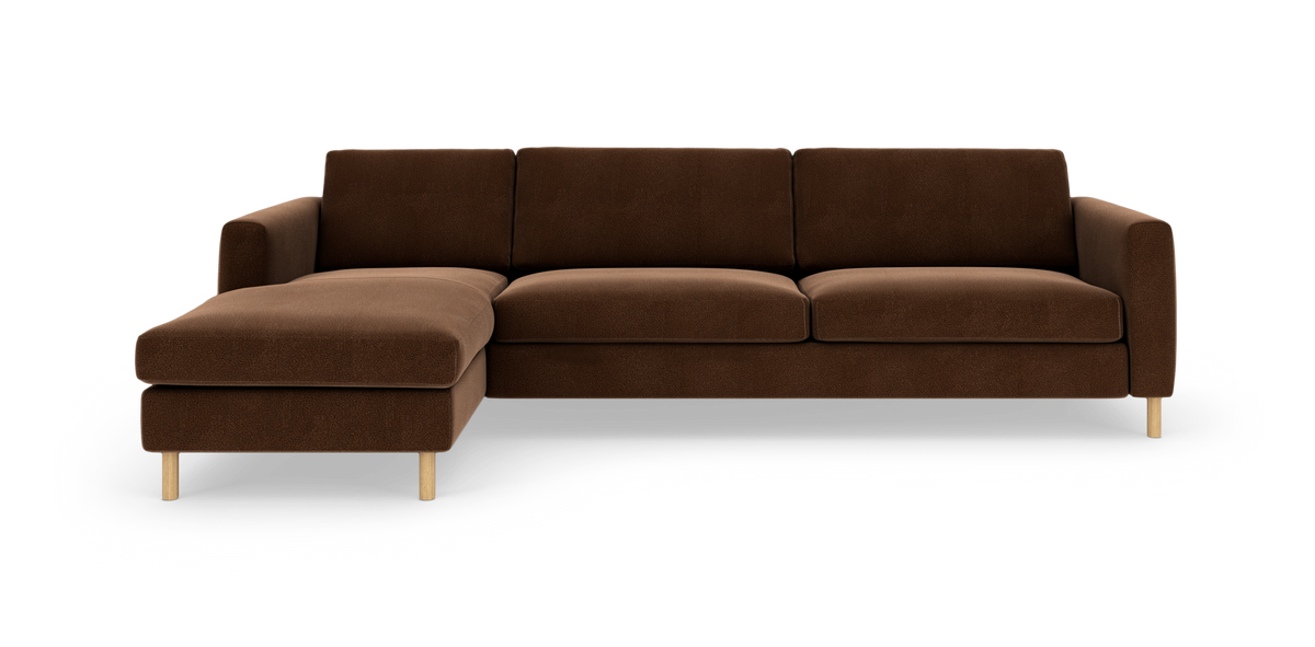 Brun modulsofa med venstrevendt chaiselong, træben og rene, moderne linjer på hvid baggrund.