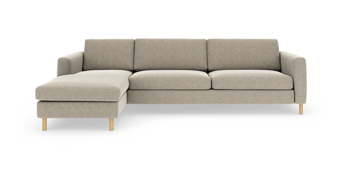 Beige hjørnesofa med chaiselong til venstre, moderne rene linjer og lyse træben.