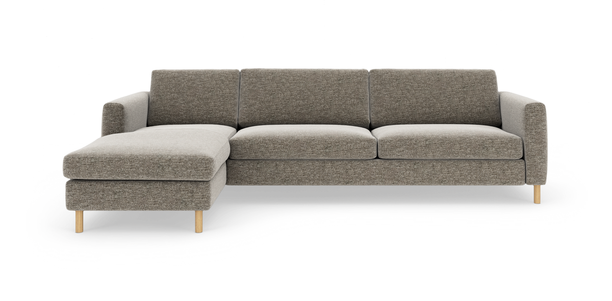 Grå hjørnesofa med venstrevendt chaiselong, træben og moderne minimalistisk design på hvid baggrund.