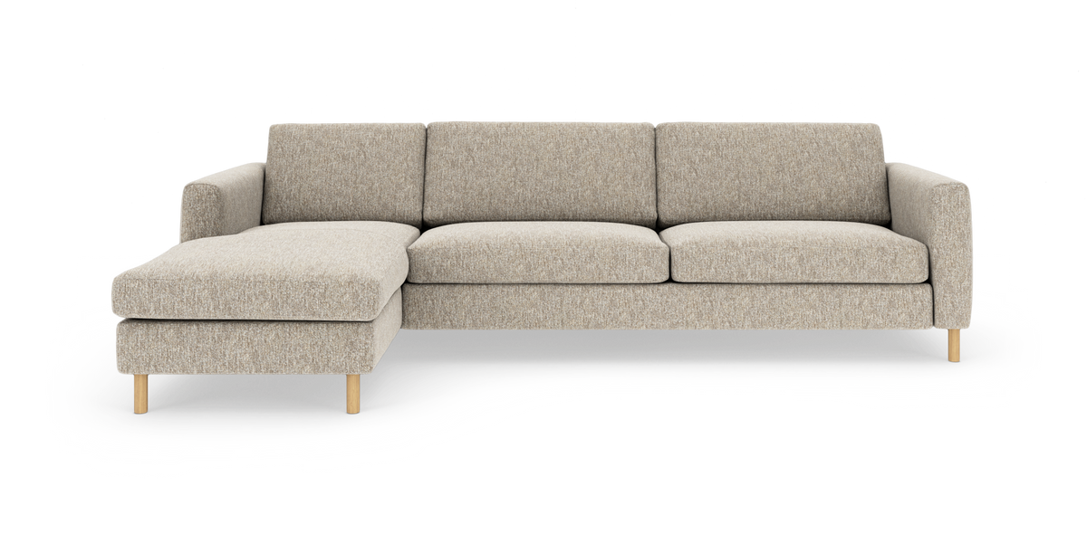 Beige hjørnesofa med venstrevendt chaiselong og runde træben, frilagt mod hvid baggrund.