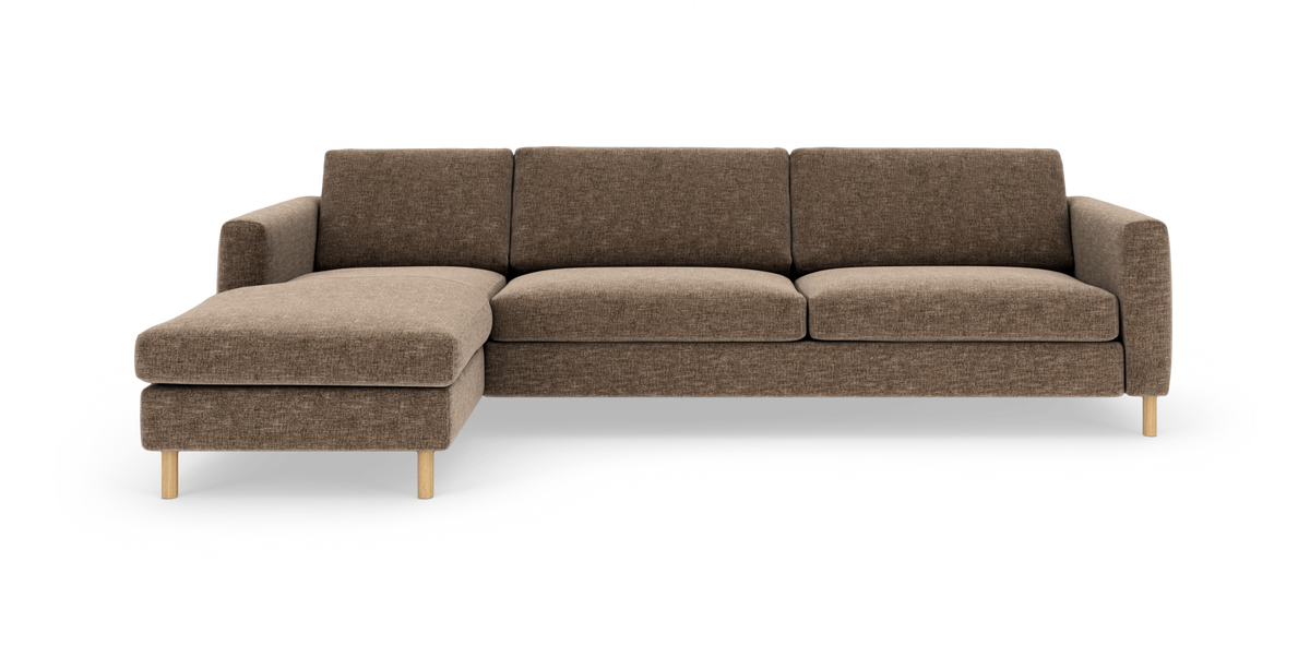 Brun hjørnesofa med venstrevendt chaiselong, polstret stof og lyse træben, frilagt på hvid baggrund.