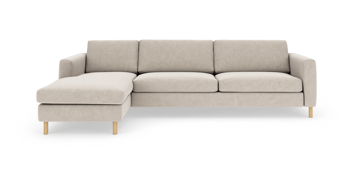 Beige hjørnesofa med chaiselong til venstre og træben, produktfoto på hvid baggrund.