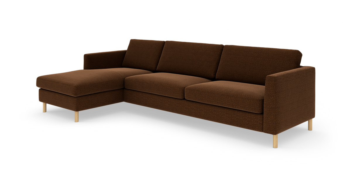 Brun modulsofa med venstrevendt chaiselong og lyse træben, frilagt på hvid baggrund.
