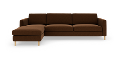 Brun L‑sofa med venstrevendt chaiselong, tre sædehynder og lyse træben, frilagt på hvid baggrund.