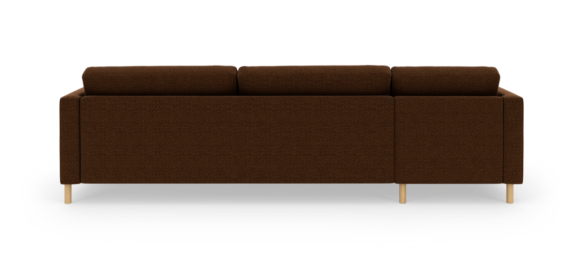 Brun modulsofa set bagfra i hvidt studie med lyse træben.