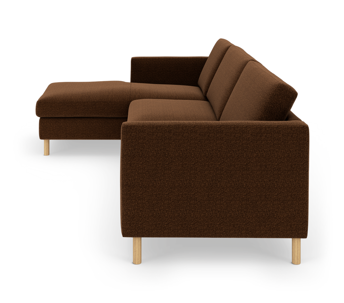 Brun modulsofa med chaiselong, set fra siden, med lyse træben på hvid baggrund.