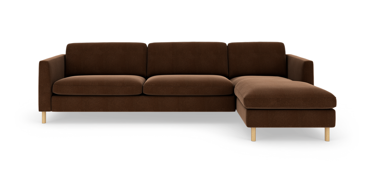 Brun hjørnesofa med chaiselong til højre, frilagt på hvid baggrund.