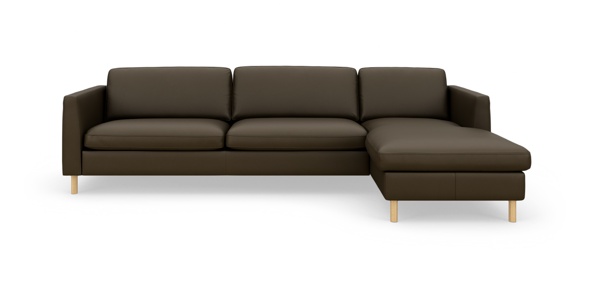 Mørkebrun hjørnesofa med chaiselong til højre og lyse træben, frilagt på hvid baggrund.