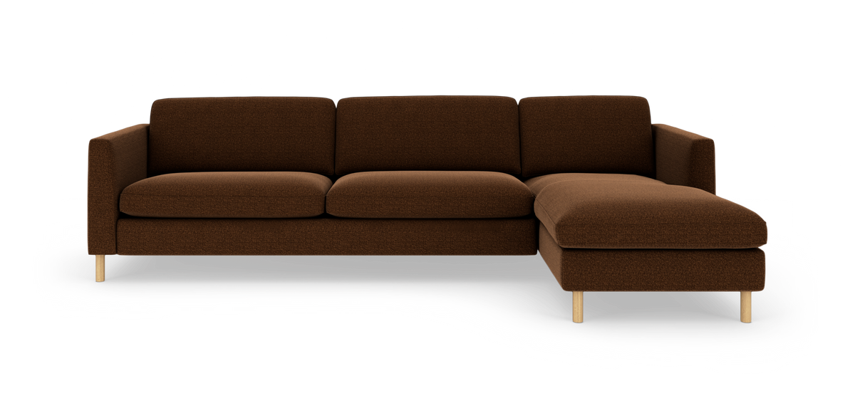 Brun hjørnesofa med chaiselong til højre på hvid baggrund, runde træben.