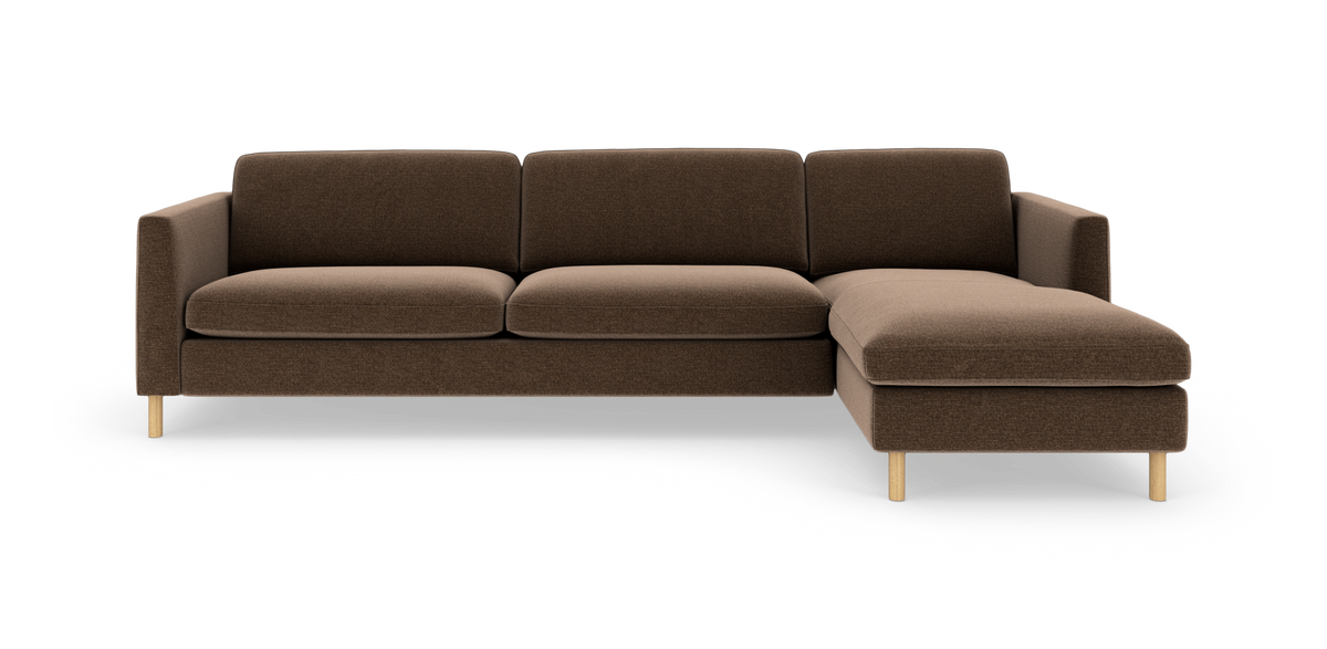Brun modulsofa med chaiselong til højre og træben på hvid baggrund.