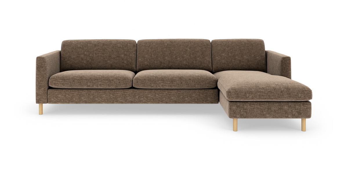 Brun stofsofa med chaiselong til højre, tresædet med lige armlæn og lyse træben, frilagt frontvisning.