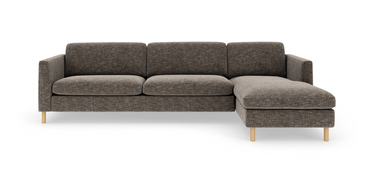 Mørkegrå sofa med højrevendt chaiselong, stofbetræk og lyse træben, set forfra.