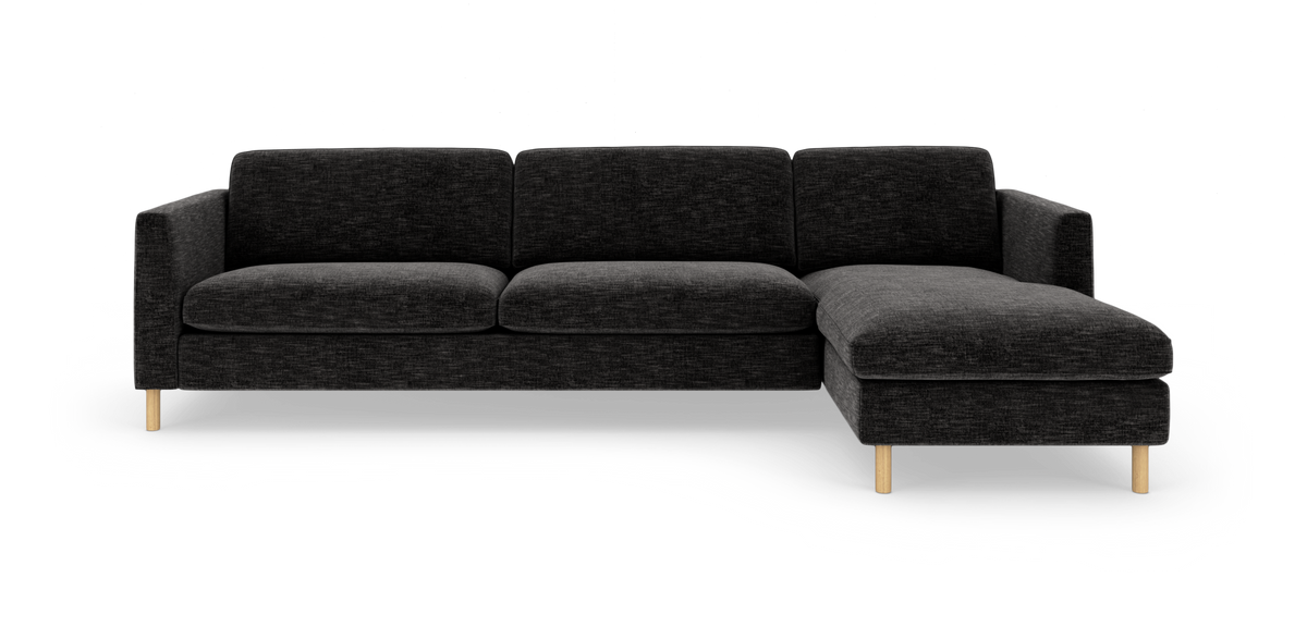 Mørkegrå L‑sofa med højre chaiselong og lyse træben, frilagt frontvisning.