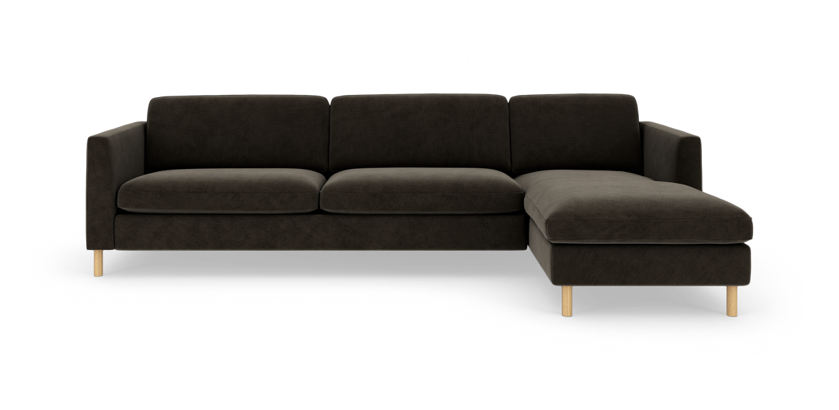 Mørkegrå hjørnesofa med højre chaiselong og lyse træben, fritlagt på hvid baggrund.