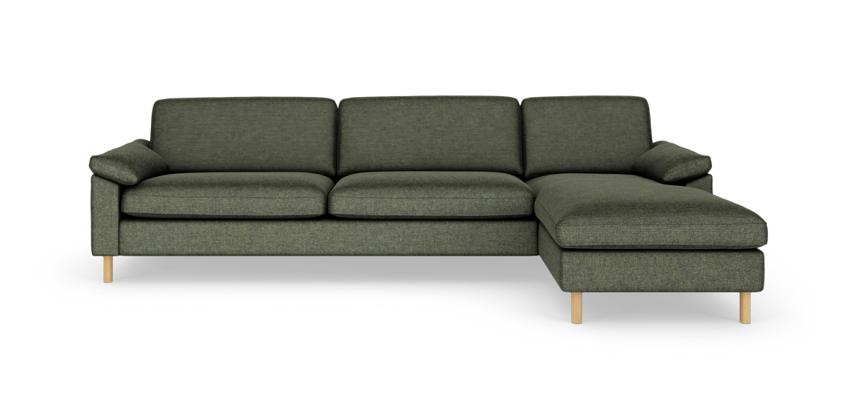 Grøn modulsofa med chaiselong til højre på hvid studiebaggrund.