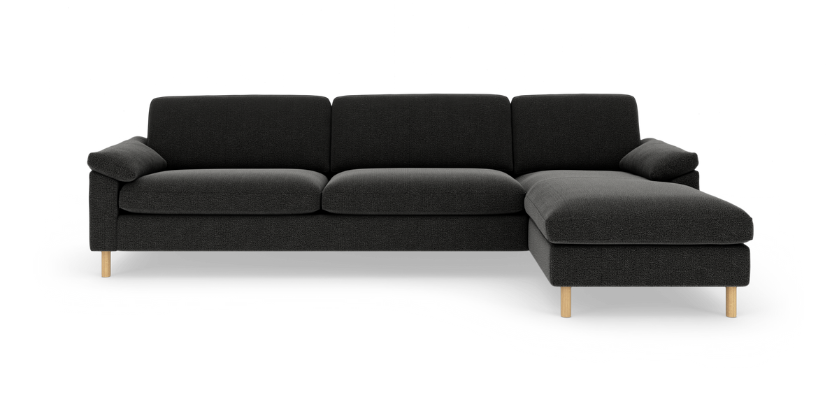 Mørkegrå hjørnesofa med højrevendt chaiselong og lyse træben.