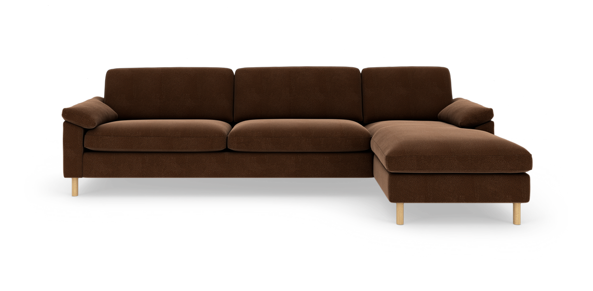 Brun hjørnesofa med chaiselong til højre og lyse træben på hvid baggrund.