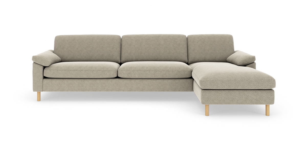 Beige modulsofa med chaiselong til højre og træben.