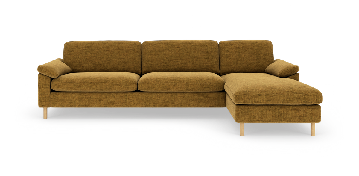 Sennepsgul 3-personers sofa med højrevendt chaiselong, stofbetræk og lyse træben, set forfra på hvid baggrund.